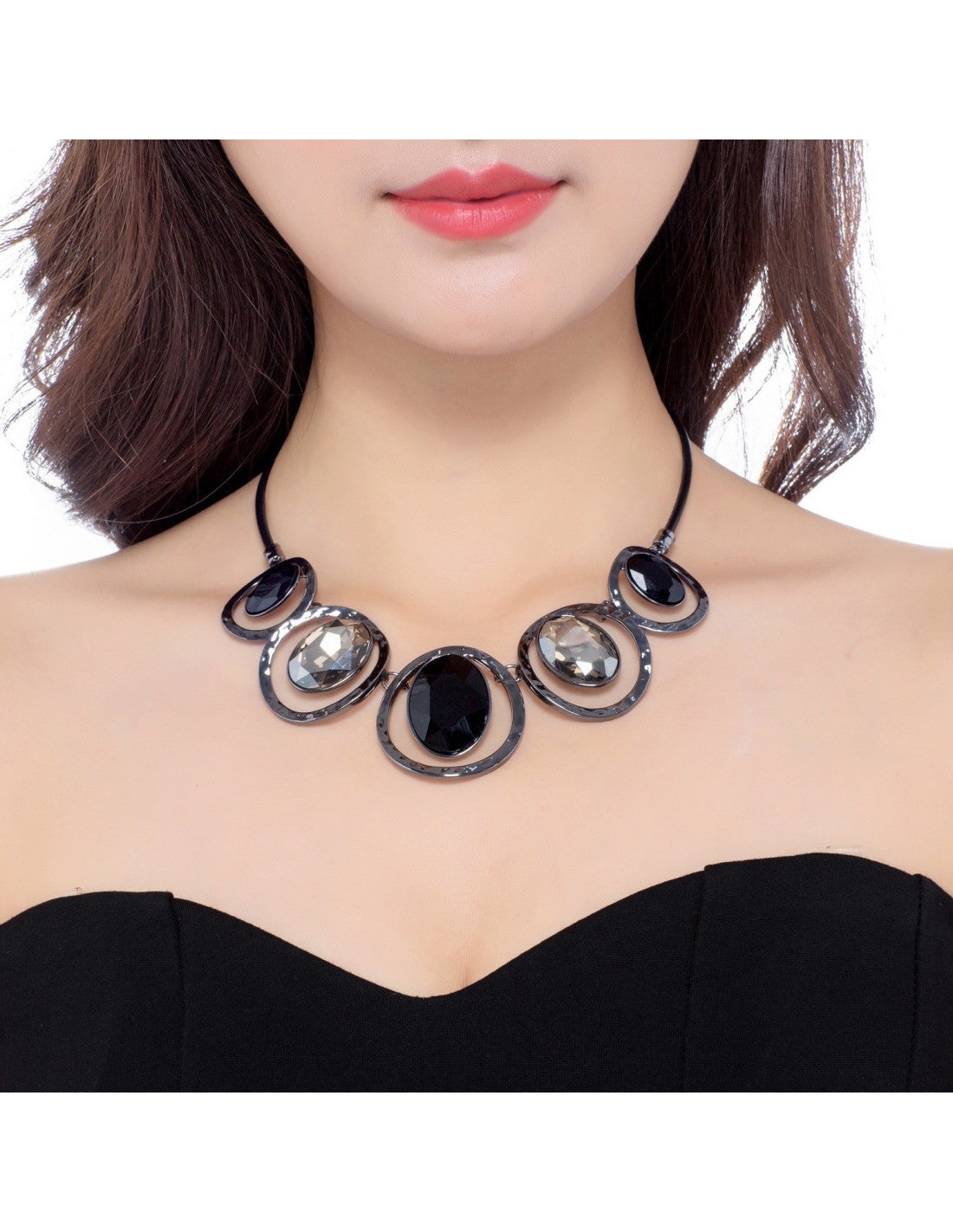 Collier Aki porté – Belle Miss Paris