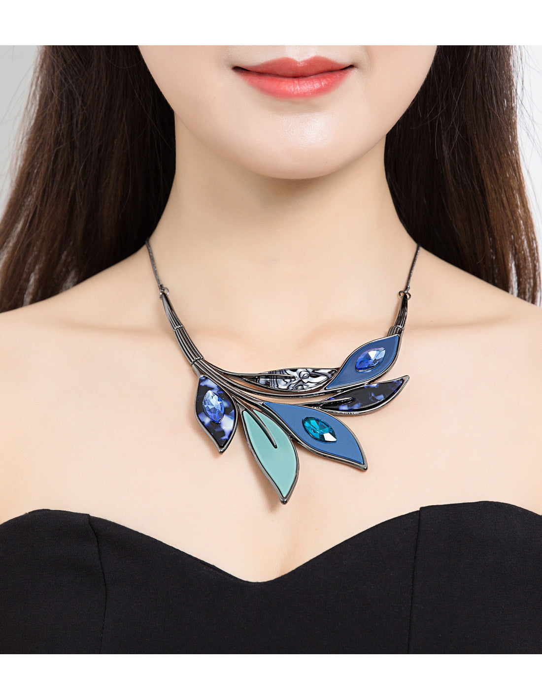 Collier Anemone porté – Belle Miss Paris