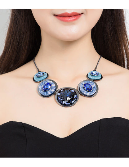 Collier Arai porté – Belle Miss Paris