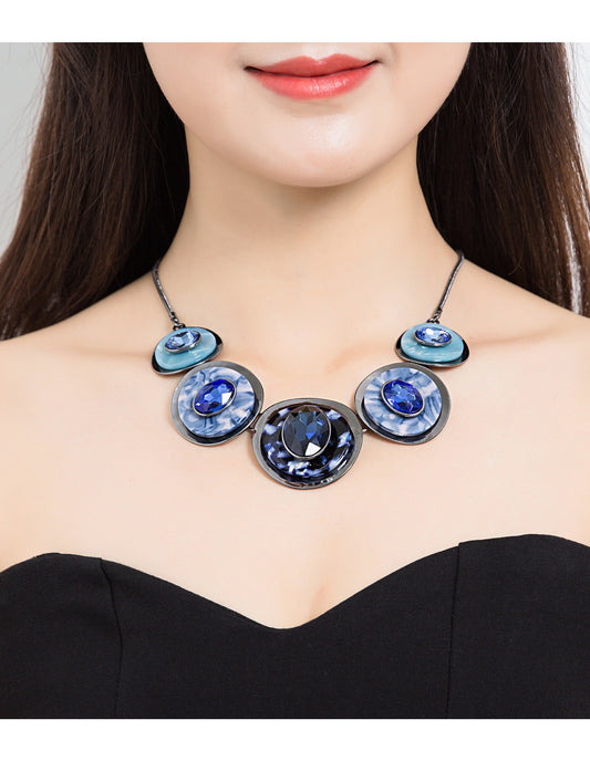 Collier Arai porté – Belle Miss Paris